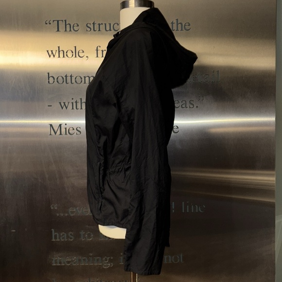 🆕 Nike Packable Jacket - Picture 5 of 8